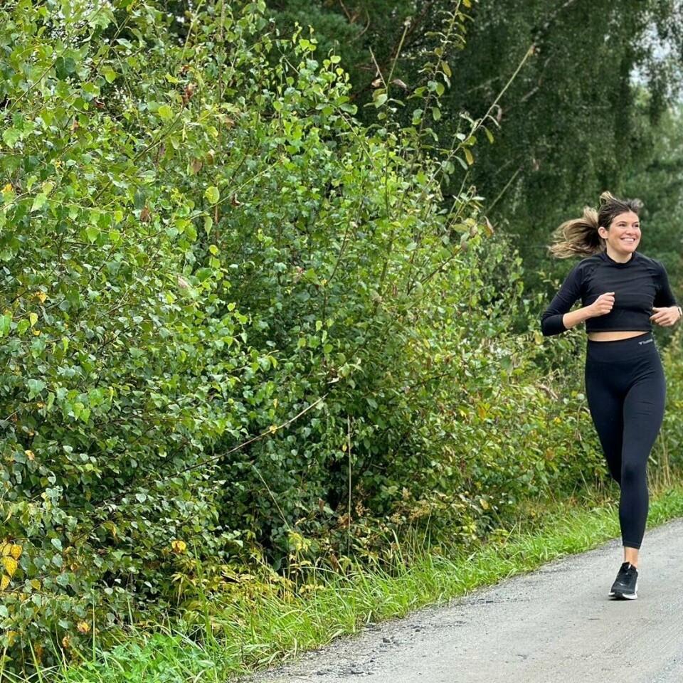 Vi forklarer hvorfor du bør smile når du trener, og hva som da skjer! Anspenne deg for å mobilisere muskler og krefter eller smile? Ansiktsutrykket ditt spiller en rolle for hvor raskt du løper sier forskningen! (Foto: Mari-Ann Greiner Green)