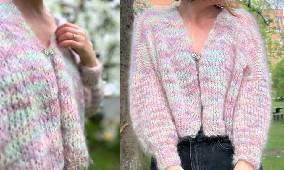 Jakken kan lukkes med pynteknapper som gir et personlig og dekorativt uttrykk. (Foto: Miriam Schjetlein) Nærbilder av lukkeløsningen på Sukkerspinnjakken, som er strikket i håndfarget pastellfarget mohair. Jakken holdes sammen øverst med en liten pynteknapp i metallform med blomsterdetaljer. Det er ikke sydd knapphull i jakken, men knappene er festet direkte i strikkemaskene som fungerer som åpninger. Den luftige strukturen i mohairgarnet gir jakken et delikat og feminint uttrykk.