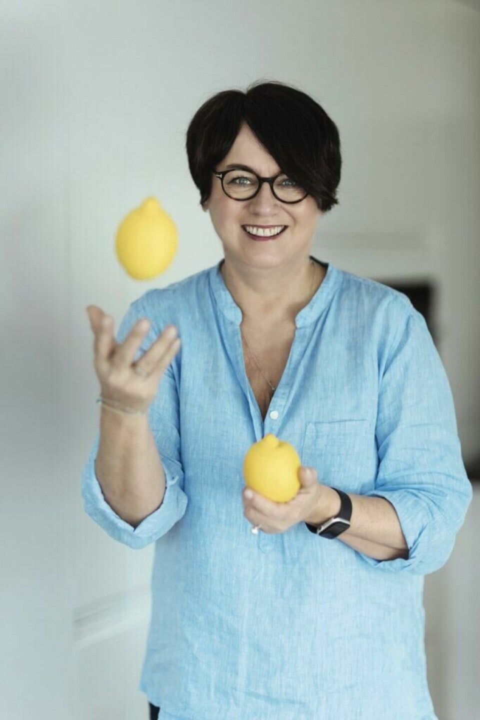 Trine Sandberg står bak bloggen Trines Matblogg og har delt til sammen over 725 ukemenyer siden hun startet bloggen i 2007. Her er hennes beste tips og middager til ukemenyen! En kvinne iført en lyseblå skjorte smiler mens hun leker med to sitroner. Hun holder én sitron i hånden og kaster en annen i luften. Bildet har en lys og moderne bakgrunn, og hennes smil og avslappede positur gir en positiv og livlig stemning. Bildet kombinerer matglede og personlighet, og skaper en varm og inspirerende helhet. Står du også fast når det kommer til planleggingen av ukesmenyen? Uteblir inspirasjonen til middagene slik at selve ukesplanleggingen blir mer stressende enn den blir billig og effektiv? Vi spurte Trine Sandberg, som står bak bloggen Trines Matblogg, om hennes beste tips til ukesplanleggingen!