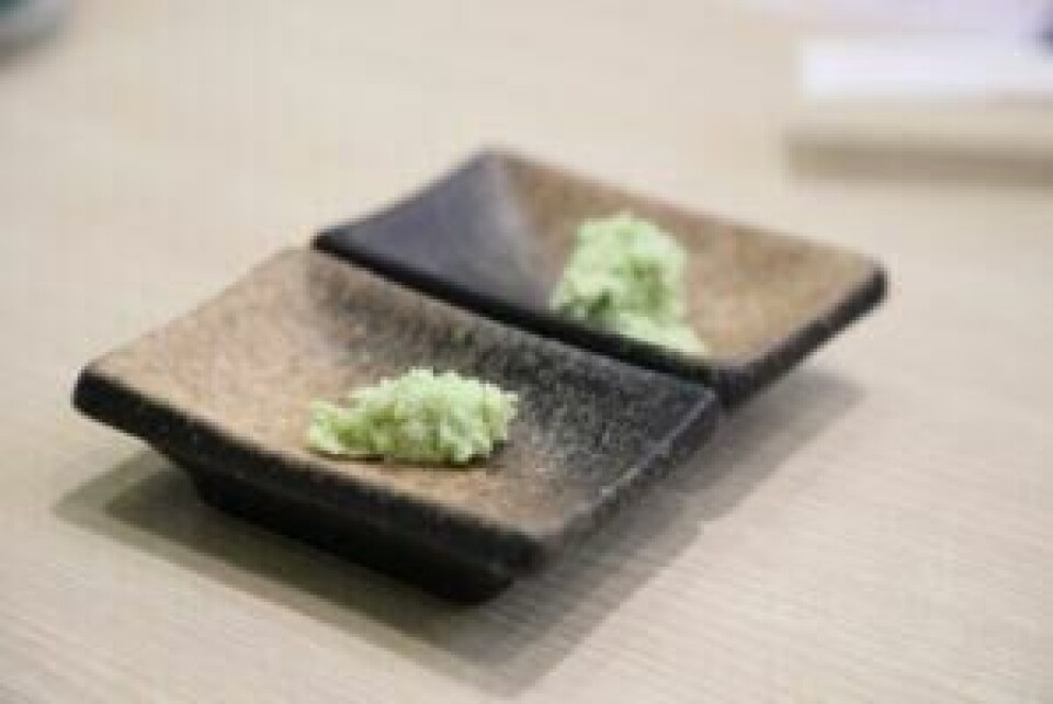 Hva sa du? Wasabi. Eller i det minste noe som ligner. Wasabi eller wasabi-etterligning på små asjetter.