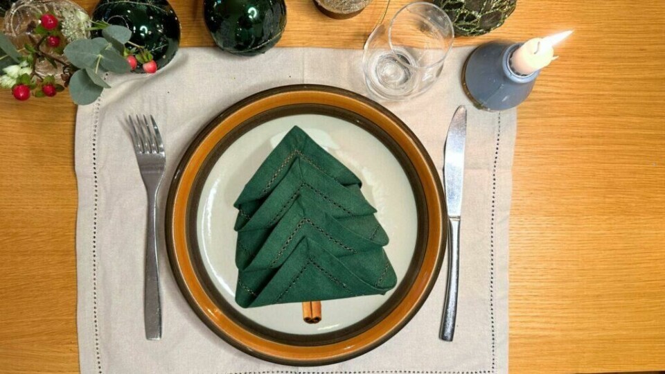 Pynt bordet med en juletreinspirert serviett for en stemningsfull julemiddag. (Foto: Kreative Ideer/ Miriam Schjetlein)