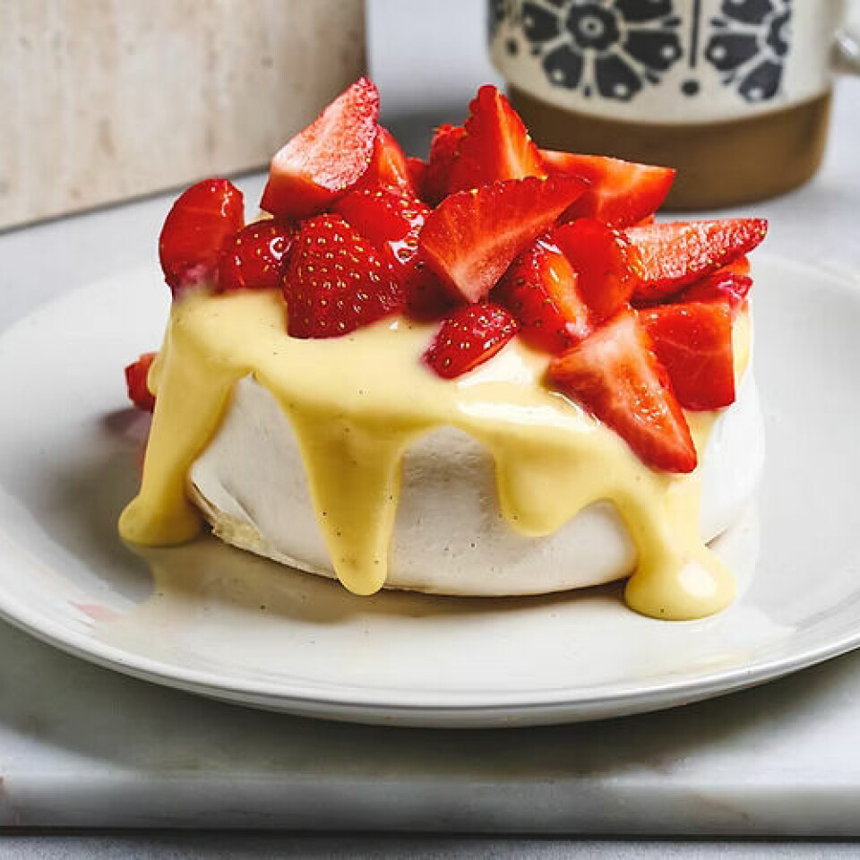 Små pavlova med vaniljekrem og jordbær