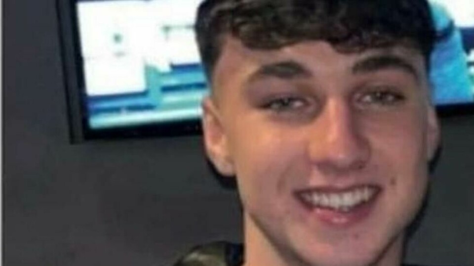 Jay Slater (19) blir beskrevet som en «gjennomgående snill, sprudlende fyr med mange venner», sier hans mor til BBC. Nå er han meldt savnet.