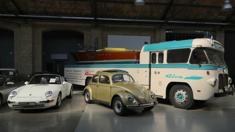 Det er litt av hvert å titte på i Classic Remise Berlin. Her er en nydelig Riva hos Boat Lounge, plassert på en tidsriktig Volvo-transporter og et par klassikere av Bobil og Porsche for salg.
