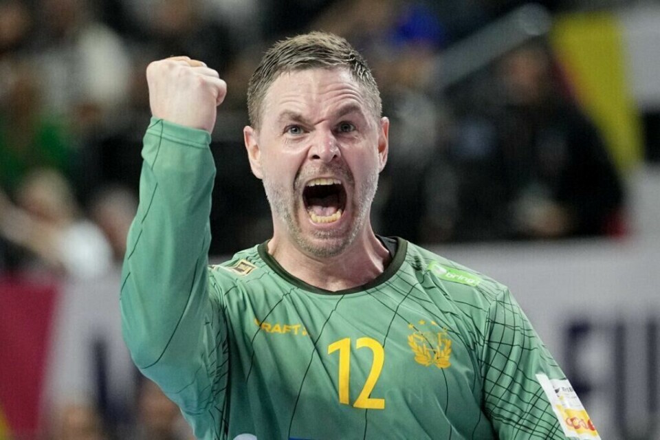 Sveriges målvakt Andreas Palicka jubler etter å ha reddet et straffespark under semifinalekampen i håndball-EM mellom Frankrike og Sverige i Köln, Tyskland, fredag 26. januar 2024. (AP Photo/Martin Meissner) (Foto: AP Photo/Martin Meissner)