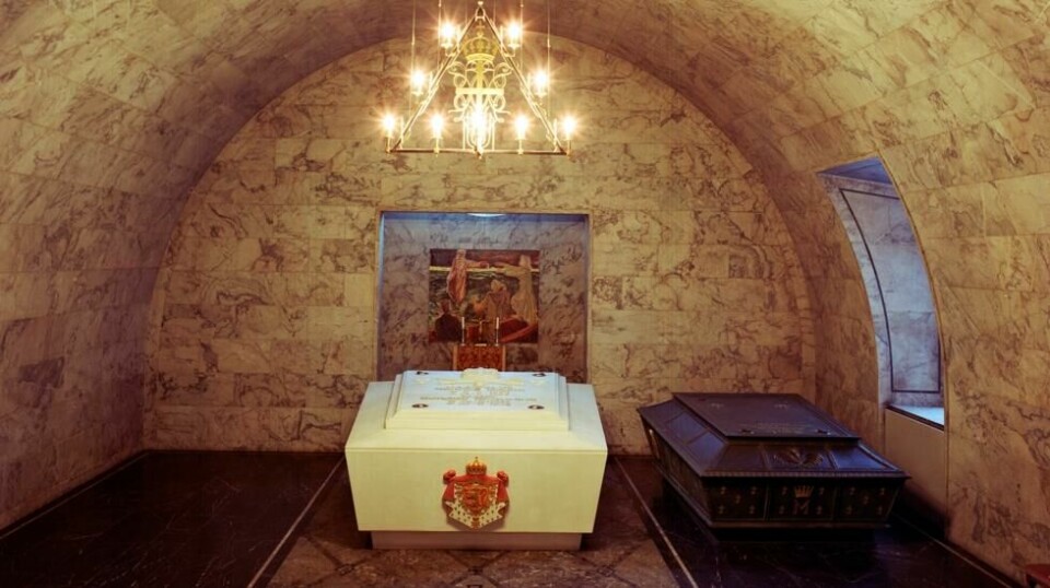 Kong Haakon og dronning Maud hviler i den marmorsarkofagen i det kongelige mausoleet. Til høyre ligger kong Olav og kronprinsesse Märtha stedt til hvile i bronse-sarkofag under Slottskirken på Akershus festning. Krypten. Foto: Morten Hvaal / NTB / Scanpix