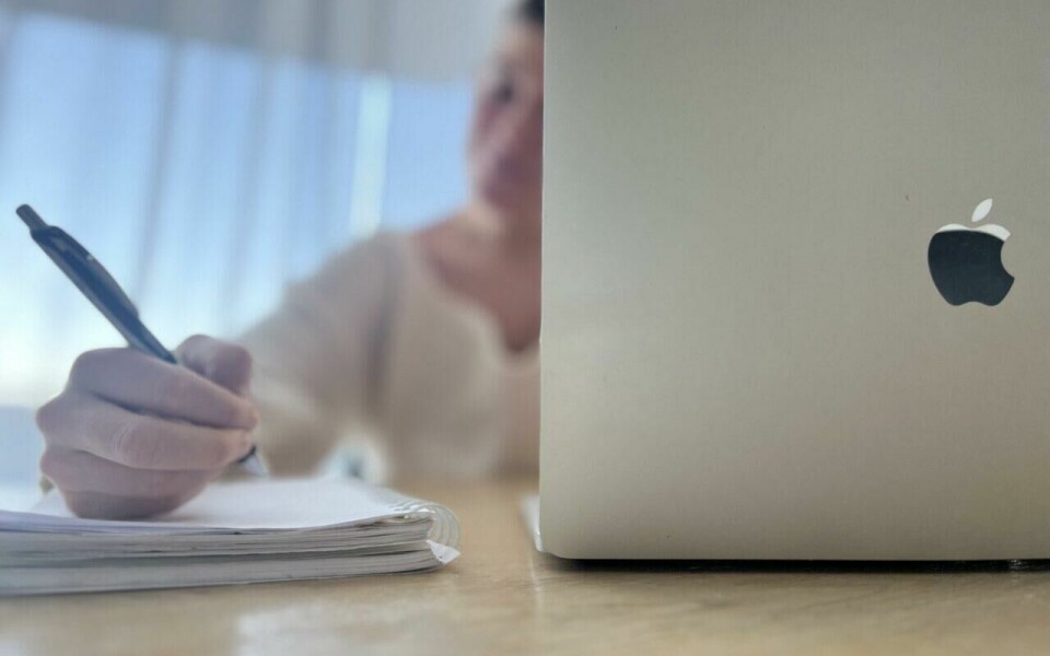 Har du mange smålån med høye renter og gebyrer? Vi forklarer hvordan du refinansierer smålån, og hvorfor det i noen tilfeller kan lønne seg å samle de til ett større lån.