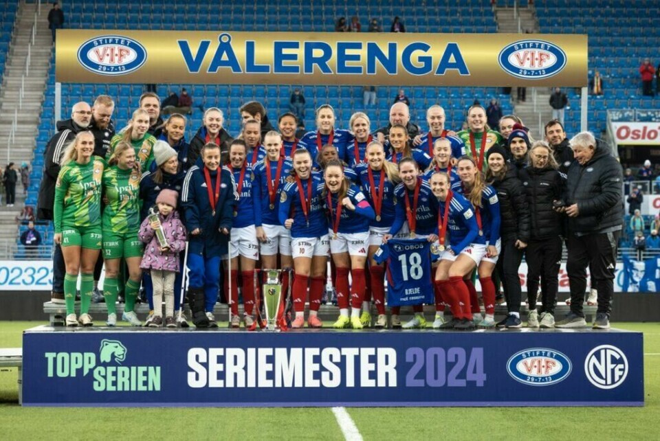 Oslo 2024-11-16. Vålerenga kvinner feirer seriegullet etter kampen mot LSK Kvinner på Intility Arena i Oslo. Kampen endte 1-1. Foto: Amanda Pedersen Giske / NTB. (Foto: Amanda Pedersen Giske / NTB)