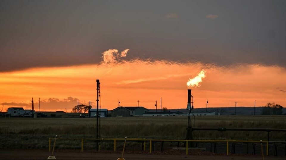 Fakling fjerner overflødig metan ved et oljeanlegg i et urfolksreservat i North Dakota i USA. I mange land er olje- og gassutvinning en stor kilde til metanutslipp. Foto: Matthew Brown / AP / NTB