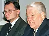 Russlands tidligere president Boris Jeltsin (t.h.) sammen med en pur ung Sergej Kirijenko, den gang statsminister i en alder av 35 år. Foto: Sergej Karpukhin / AP / NTB
