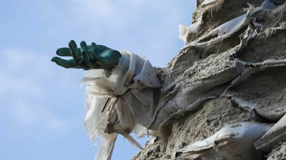 Statuen av hertug av Richelieu står dekket i sekker med sand fra topp til tå i Odesa.