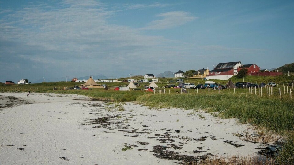 Opplev midnattsola og hvite strender på Hov gård og camping i vakre Lofoten. Foto: Hov Gård Opplev midnattsola og hvite strender på Hov gård og camping.