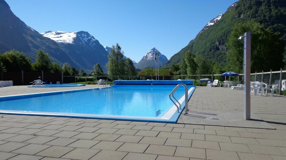 Byrkjelo Camping er et perfekt sted å ta med barna på campingtur. Med basseng, flotte naturopplevelser og unik plassering langs sjøen kan du enkelt finne ferie roen. Foto: Byrkjelo Camping. Byrkjelo Camping er et perfekt sted å ta med barna på camping. Med basseng, flotte naturopplevelser og unik plassering langs sjøen kan du enkelt finne ferie roen.