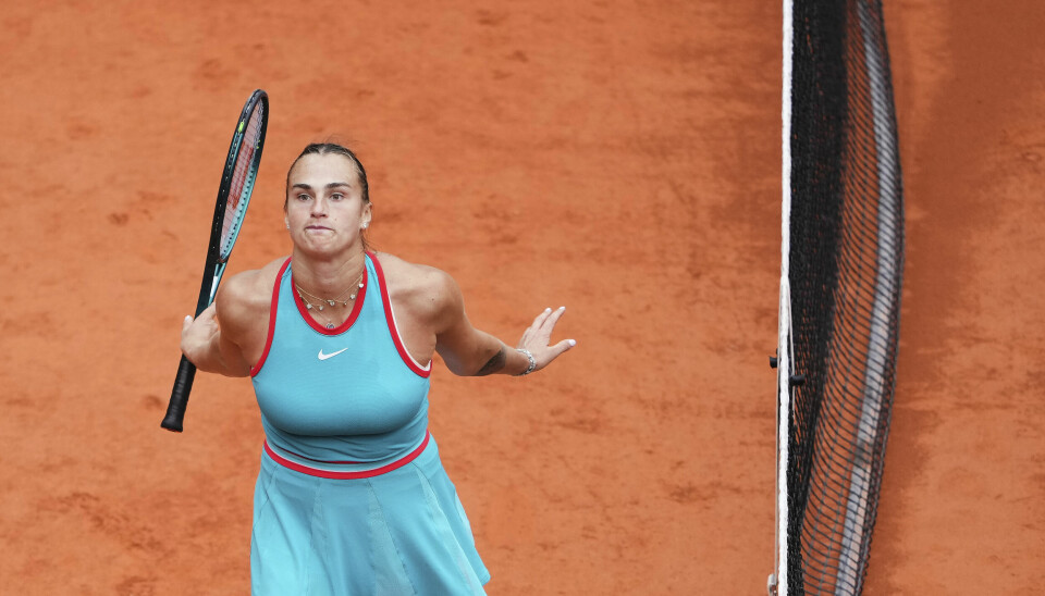 Aryna Sabalenka legger seg flat.