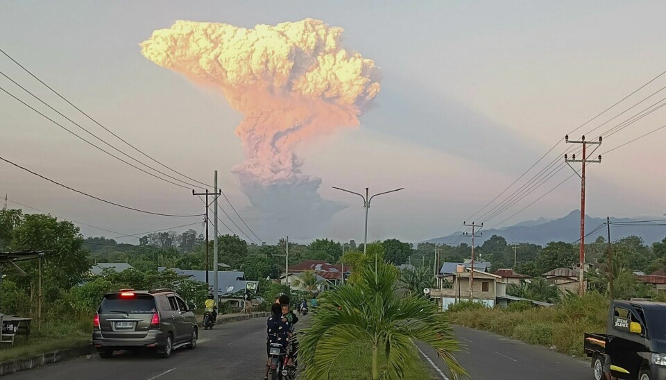 Myndighetene ber folk holde seg unna vulkanen Lewotobi i Indonesia.
