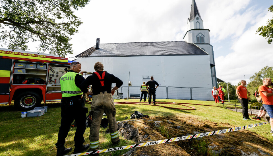 Brannen i taket på Bjorbekk kirke i Arendal kommune er tirsdag ettermiddag under kontroll.