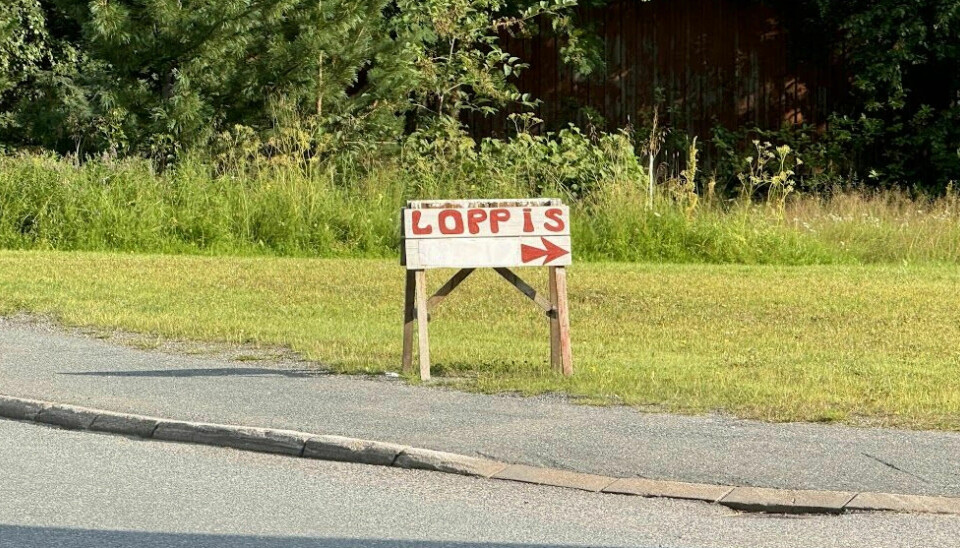 Loppis er populært i Sverige, men skiltene kan være trafikkfarlige, mener svenske myndigheter. Nå går de til aksjon