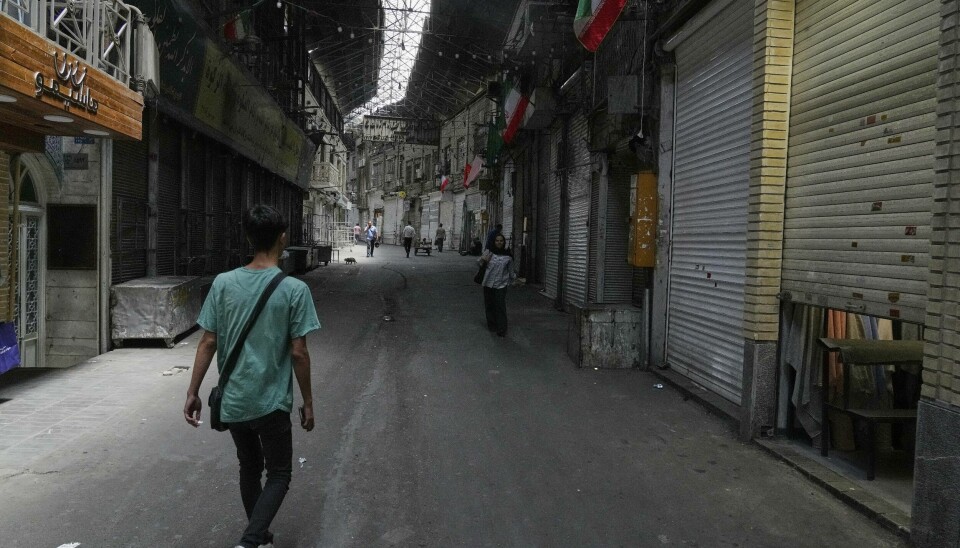 Det tradisjonsrike handelsområdet Grand Bazaar sentralt i Teheran er stengt. Bildet er tatt mandag.