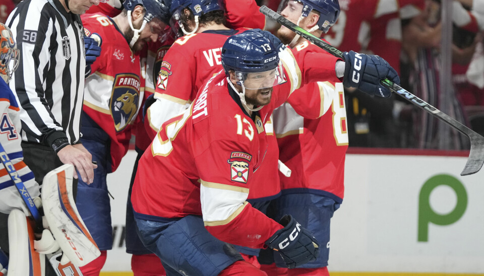 Florida-spiller Sam Reinhart (nummer 13) jubler etter å ha satt inn sin andre scoring mot Edmonton Oilers. Florida Panthers vant kampen 5-1 og sikret seg med det Stanley Cup-trofeet.