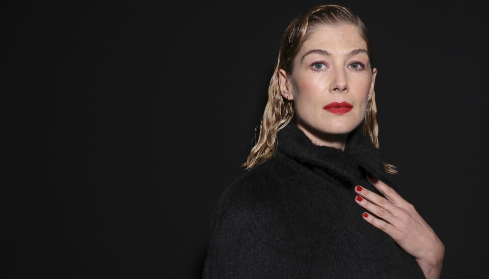 Rosamund Pike spiller dommeren Jessica i «Inter Alia», som er neste teaterstykke ut fra «Prima Facie»-skaperne.