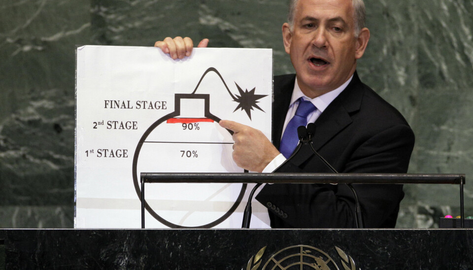 Israels statsminister Benjamin Netanyahu har i mange år vært hevdet at Iran vil utvikle atomvåpen. På dette bildet fra 27. september 2012 viser han fram en illustrasjon som illustrerer bekymringen under en tale til FNs hovedforsamling. Arkivfoto: Richard Drew / AP / NTB