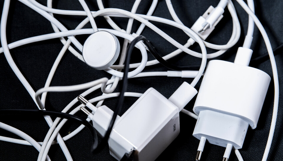 Illustrasjonsbilder av ladere og kabler. USB-kabler, USB-ladere, lightningkabel, micro-USBkabel og en magnetisk lader for Apple Watch.Foto: Annika Byrde / NTB