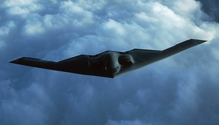 B-2-bombefly har gjennomført flere angrep mot våpenlager i områder av Jemen kontrollert av de Iran-støttede Huthi-opprørere. Nå har Pentagon flyttet flere titalls krigsfly nærmere Midtøsten.