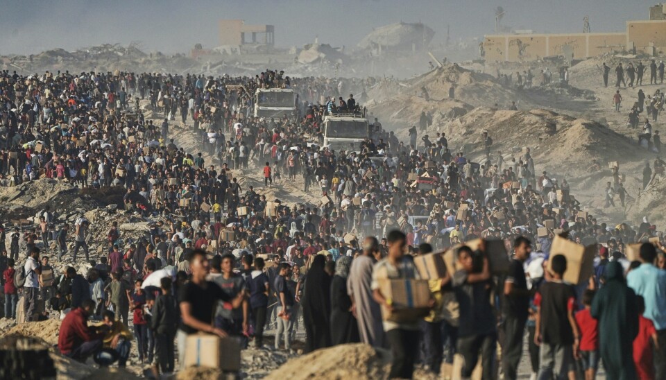 Slik så det ut da mat og nødhjelp ble delt ut i Gaza by nord på Gazastripen mandag.