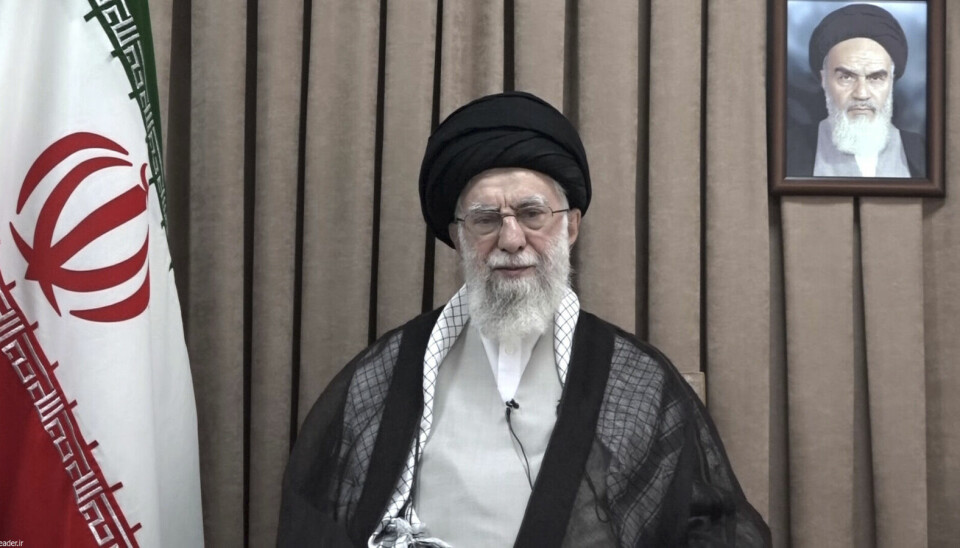 Donald Trump truet Irans øverste leder, ayatolla Ali Khamenei (bildet) og sa tirsdag at han er et «lett mål» som USA vet hvor er, men at USA foreløpig ikke kommer til å drepe ham. Dette bildet ble offentliggjort onsdag av Khameneis kontor.