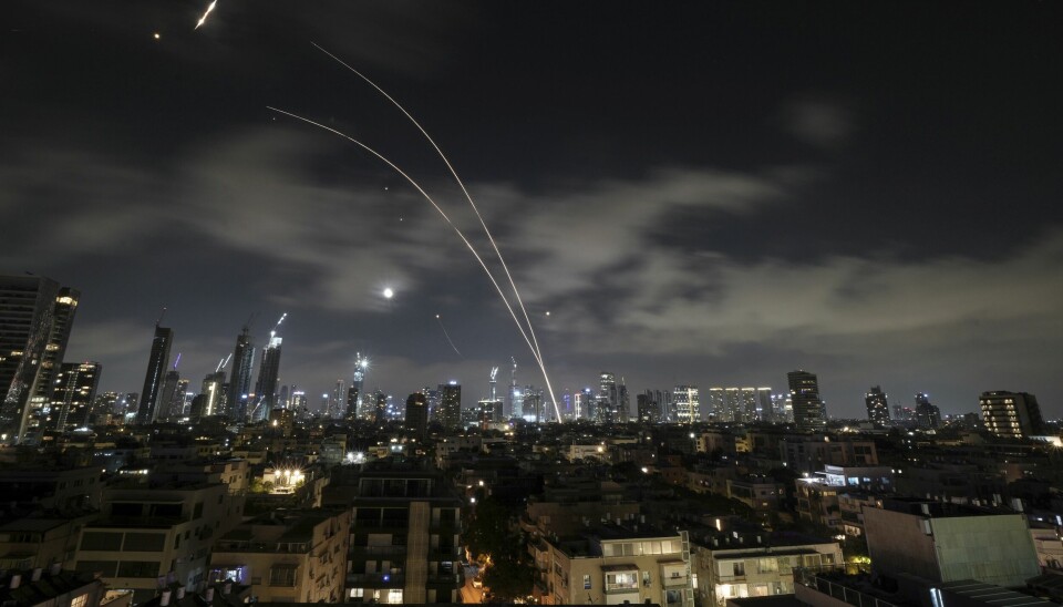 Israelsk luftvern avskjærer iranske raketter over Tel Aviv natt til onsdag.