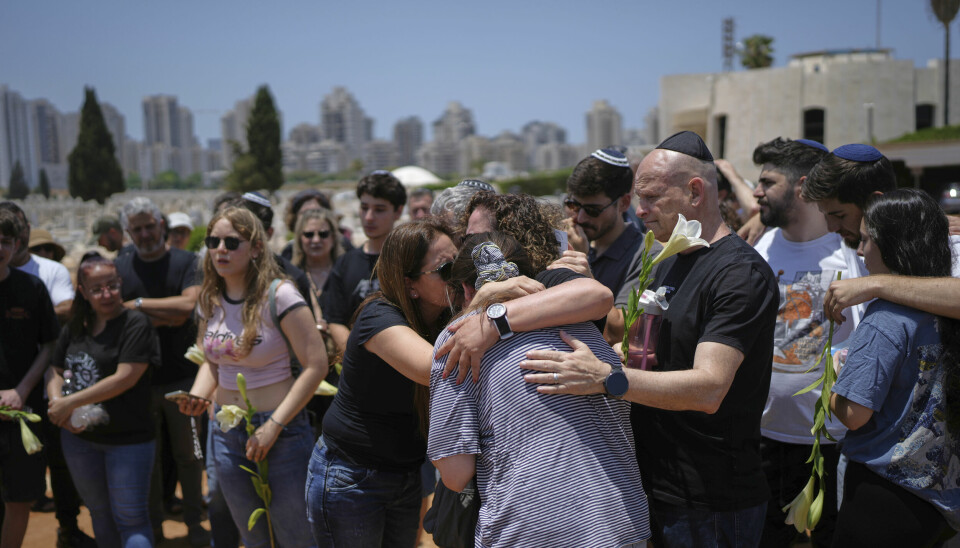 Slektninger og venner tar farvel med 85 år gamle Daisy Yitzhaki (85), som ble drept i et iransk rakettangrep. Hun ble begravet i Petah Tikva i Israel onsdag.