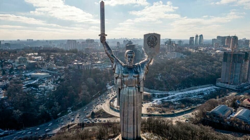 Moderlandstatuen, symbolet på Sovjets tid, står som en skyhøy vokter av Ukrainas hovedstad Kyiv.