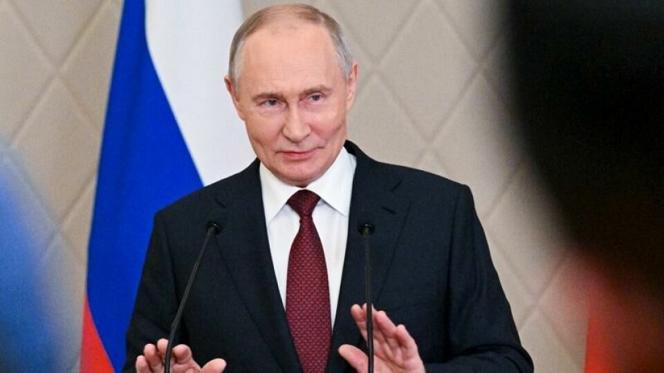 Det er ingen grunn til at russere bør få panikk over rubelens fallende verdi, mener president Vladimir Putin.