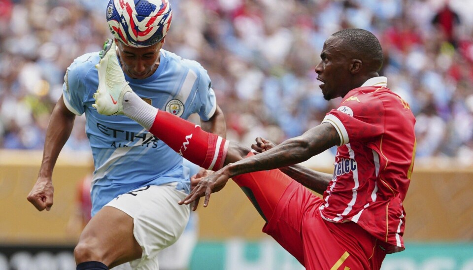 Thembinkosi Lorch og Vitor Reis kjemper om ballen i VM-kampen mellom Wydad og Manchester City.