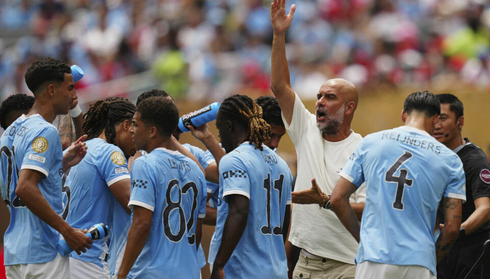 Pep Guardiola gir beskjeder til sine spillere under VM-kampen mellom Manchester City og Wydad.