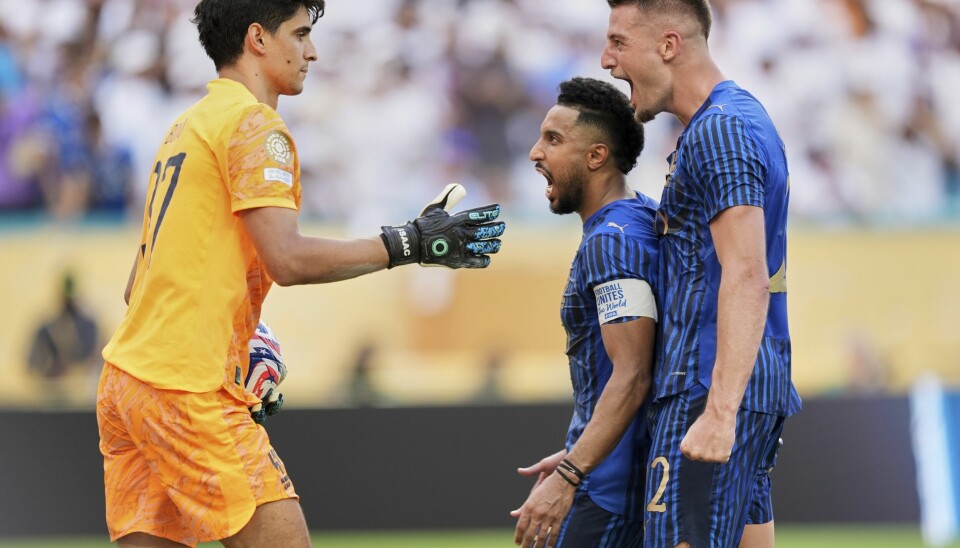 Al-Hilal-keeper Bono gratuleres etter å ha reddet straffespark på overtid i 1-1-kampen mot Real Madrid.