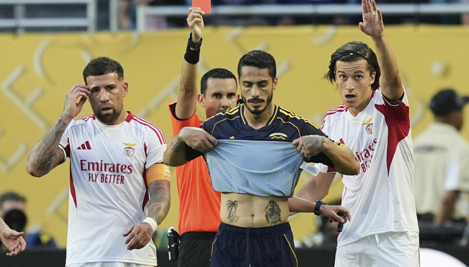 Boca Juniors-spiller Nicolas Figal får rødt kort i VM-kampen mot Benfica.