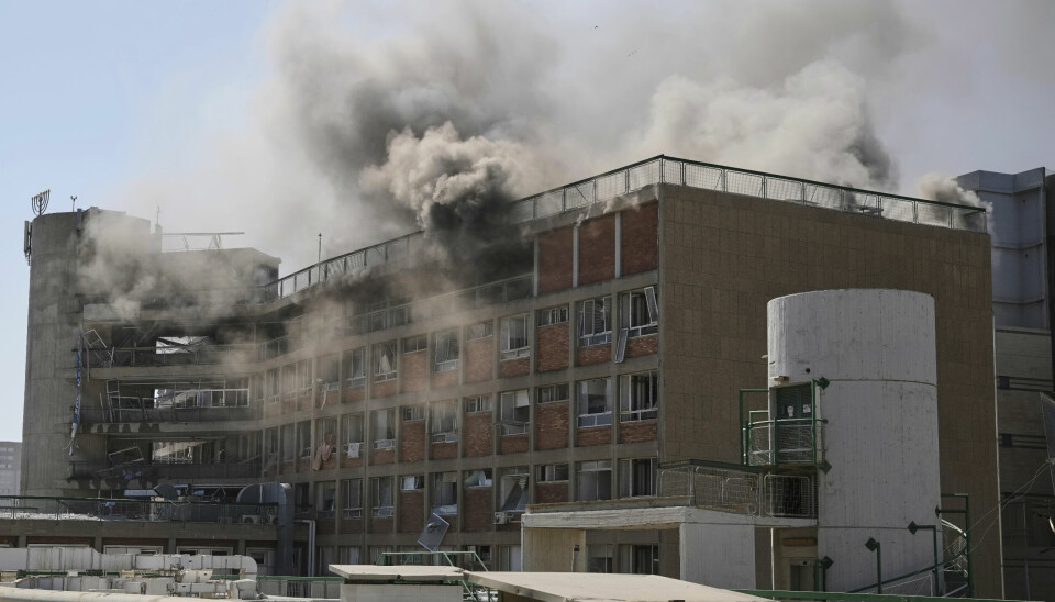Røyk fra et bygg tilhørende Soroka-sykehuset som ble truffet av en iransk rakett torsdag.