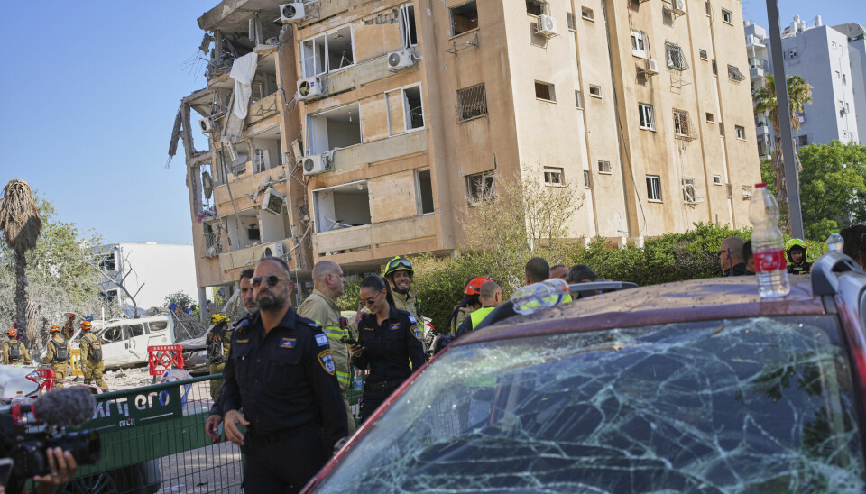 Israelske sikkerhetsstyrker undersøker et bygg som ble truffet i et iransk rakettangrep i Holon i nærheten av Tel Aviv torsdag.