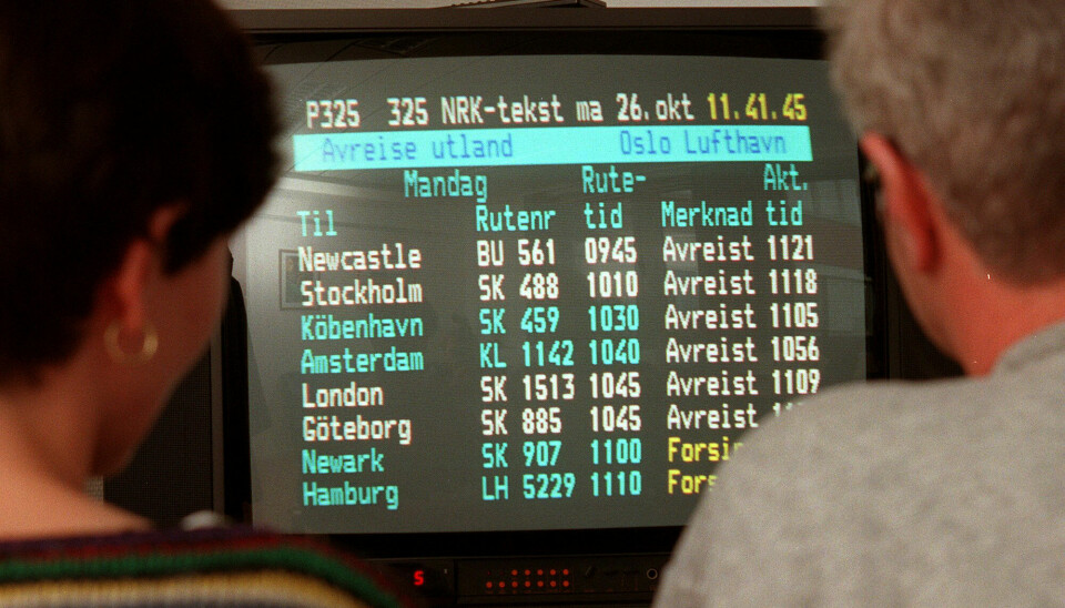 I 1998 kunne reisende og andre interesserte holde seg oppdatert på ankomster og avganger på Oslo lufthavn ved hjelp av NRKs tekst-TV. Arkivfoto: Bjørn Sigurdsøn / NTB / NTB