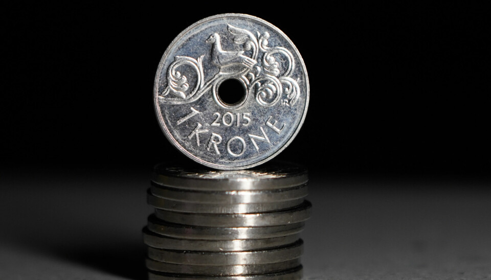 Kronen har svekket seg mot både euro og dollar etter beslutningen fra Norges Bank om å sette ned styringsrenten.