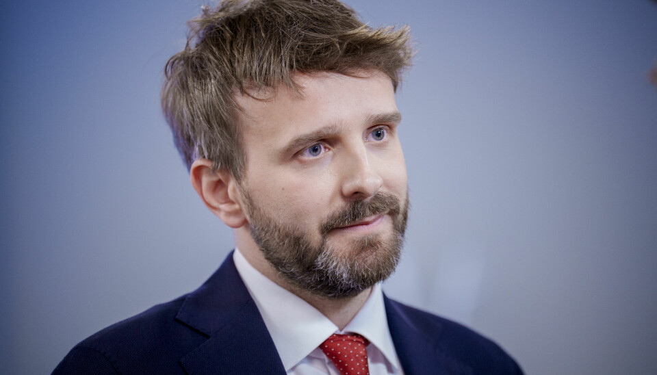 Regjeringen foreslår å lovfeste retten til å ha med pårørende på behandlinger i helsevesenet, opplyser helse- og omsorgsminister Jan Christian Vestre (Ap).