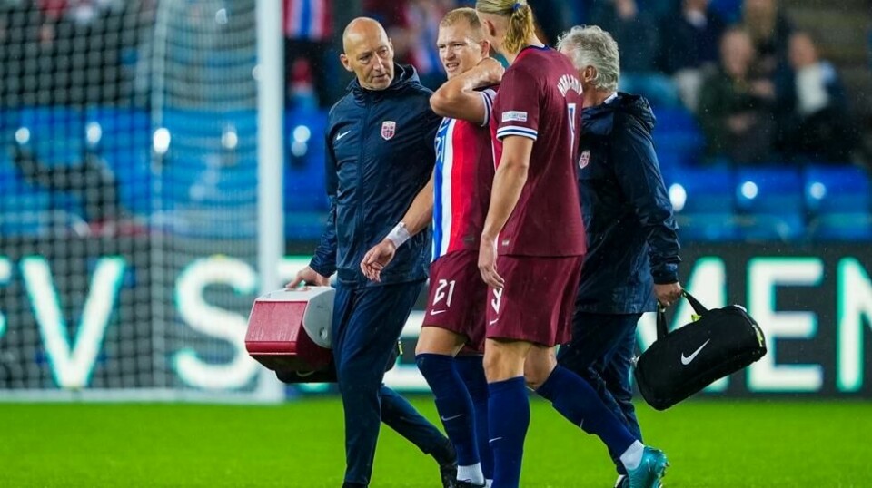 Andreas Hanche-Olsen tar seg i nakken etter smellen. Foto: Terje Pedersen / NTB