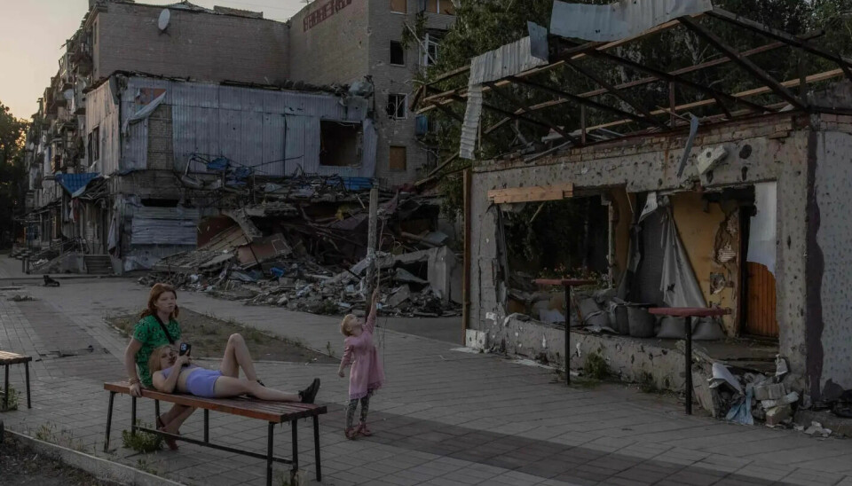 En familie slapper av i Kostyantynivka, øst i Ukraina, i juni 2024. Det siste året har Russland intensivert kampene her, for å erobre hele Donetsk. Så langt har de møtt hard motstand, men nå har det russiske militæret sagt at området er en viktig del av årets sommeroffensiv.