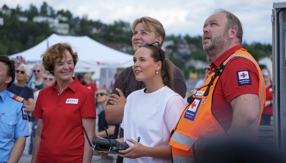 Prinsesse Ingrid Alexandra og Prins Sverre Magnus flyr drone under åpningen av sommerberedskapen til Røde Kors.