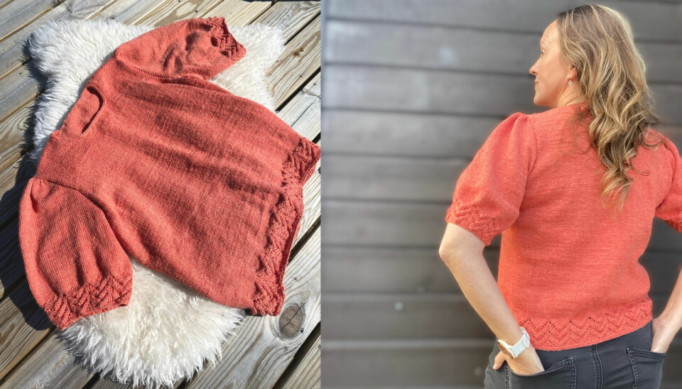 Arrowina jumper passer hele året – enkel og stilig med korte ermer og i-cord-hals. Et delt bilde av Arrowina jumper. Til venstre sees plagget liggende på et sauskinn på terrassegulv. Til høyre vises jumperen i bruk, sett bakfra, med tydelig strukturmønster og korte puffede ermer.