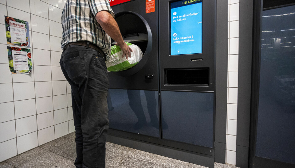 Nå kan man pante andre typer flasker enn drikkeflasker i panteautomatene. Sana-sol-flasker med pantemerke kommer nå ut i butikkene, og er de første ikke-drikkeflaskene som kan pantes.