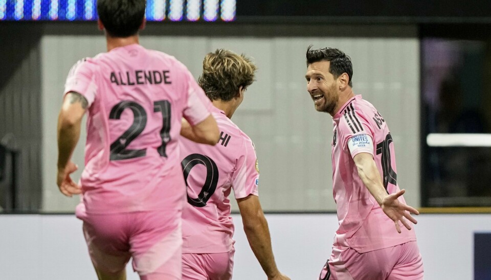 Lionel Messi jubler med lagkameratene i Inter Miami etter å ha scoret på frispark i VM-kampen mot Porto.