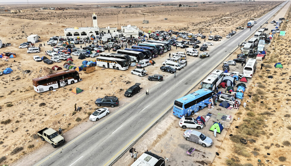 Kolonnen med mange hundre aktivister var på vei til Gaza, men måtte gjøre vendereis øst i Libya. Bildet er tatt da kolonnen stoppet i libyske Sirte.
