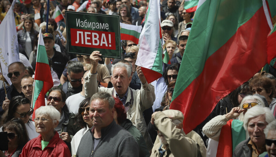 «Vi velger lev» står det på plakaten til noen av dem som i mai demonstrerte for å beholde Bulgarias valuta, men landet er nå på vei til å bli det 21. landet som offisielt går over til euro. Arkivfoto: Valentina Petrova / AP / NTB